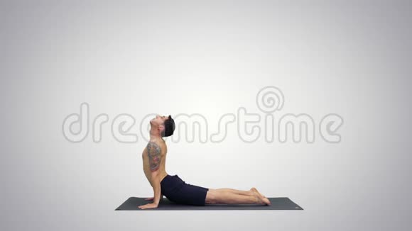 灵活的强瑜伽男子在向上和向下面对狗乌尔德瓦穆卡斯万纳萨纳梯度背景视频的预览图
