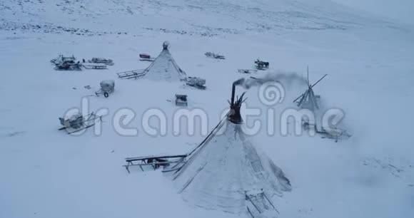 精彩的视频捕捉无人机从蒙古包顶部在中间的冻土带在北极视频的预览图