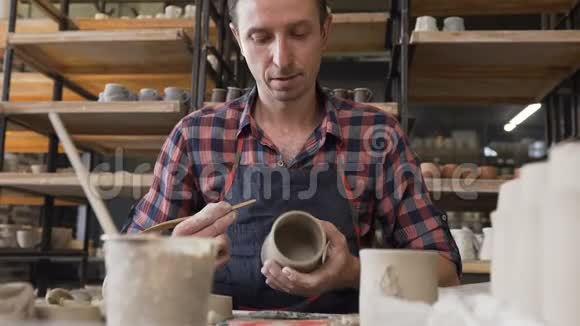 高加索人在陶器中制作陶瓷花瓶视频的预览图