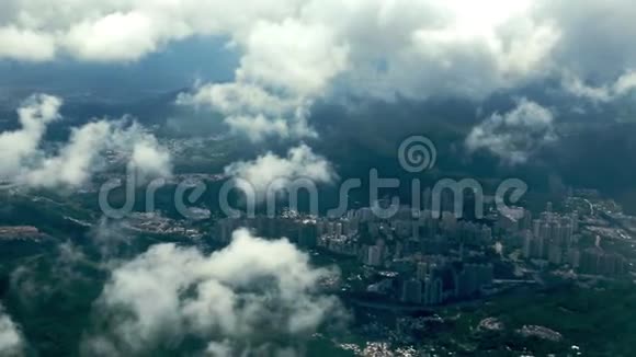 令人惊叹的空中景色带着云彩在山上看到香港岛视频的预览图