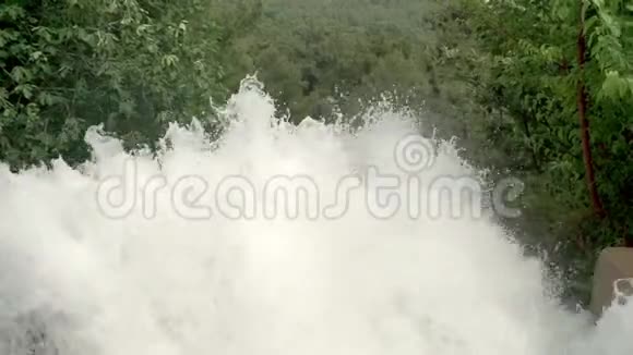 特写镜头显示瀑布前喷出的浪花视频的预览图