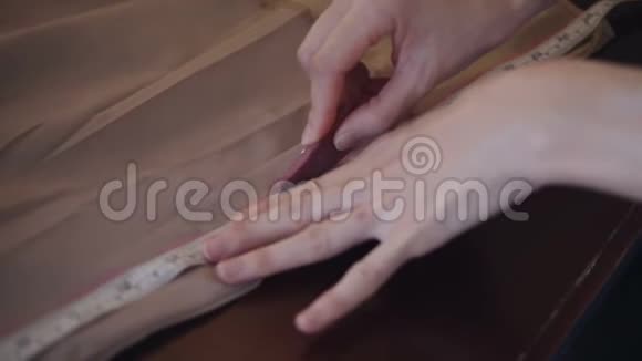 在米色面料上做裁缝视频的预览图