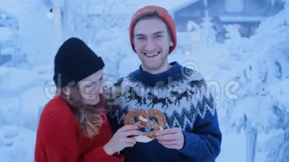 情侣们在冬林玩得开心跑着笑着视频的预览图