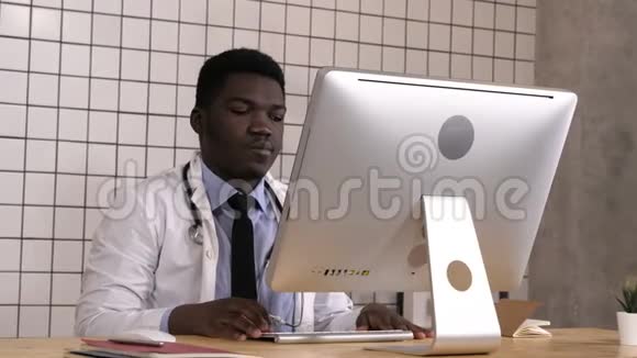 非洲男医生在电脑上开视频会议视频的预览图