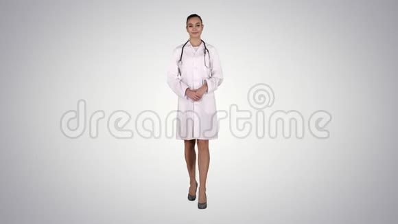 年轻的医生女性在梯度背景下展示和展示产品或文本视频的预览图