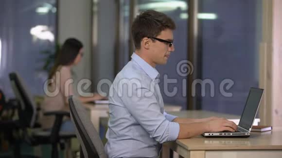 年轻人按摩麻木的脖子久坐工作的影响姿势问题视频的预览图