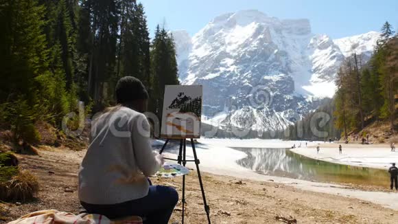 白云石一个年轻的女人在森林周围画山视频的预览图