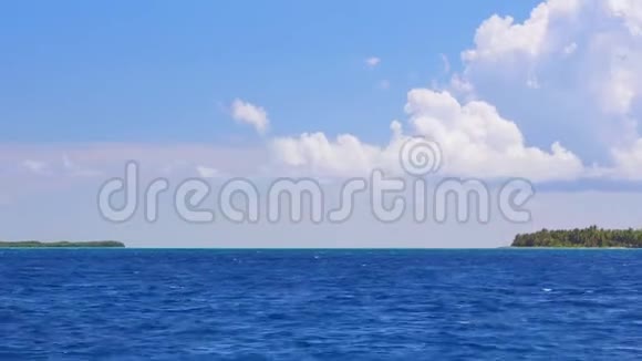 多米尼加共和国和索纳岛加勒比海海水的中点和大西洋的波纹在水中航行视频的预览图