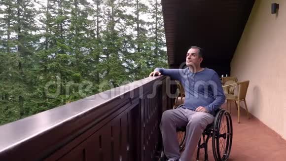 护士与坐轮椅的悲伤青年共度时光视频的预览图