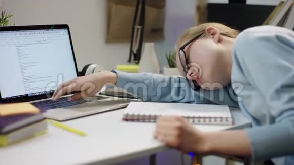 年轻疲惫的女人用笔记本上网视频的预览图