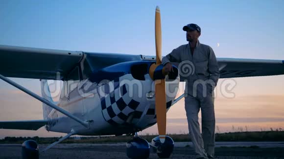 暮光之城一个男飞行员站在一个庄稼人旁边视频的预览图