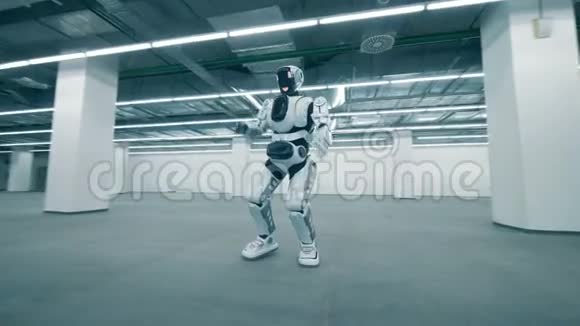 一个机器人独自在房间里跳舞关门视频的预览图