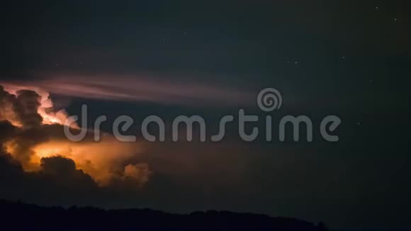 夜间云层密集光线的延时录像视频的预览图