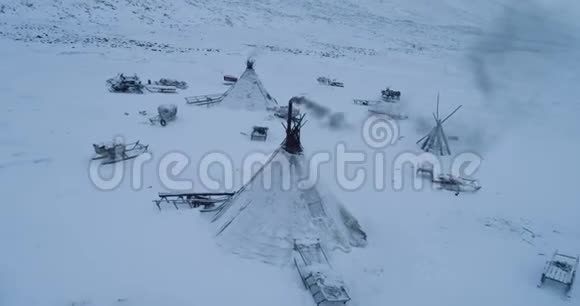 从高层无人机拍摄视频在北极蒙古包和惊人的景观视频的预览图