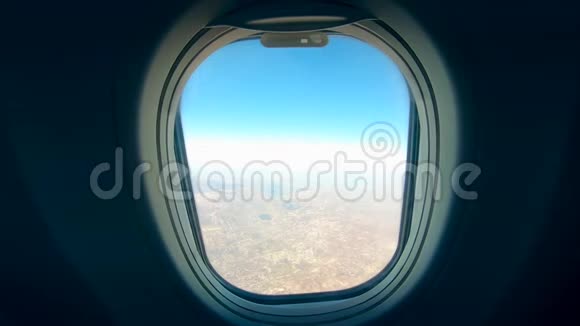 从飞机舷窗上可以看到陆地视频的预览图
