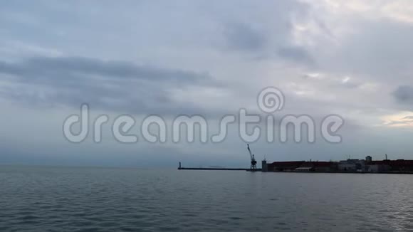 希腊塞萨洛尼基港口景观在海滨乌云密布视频的预览图