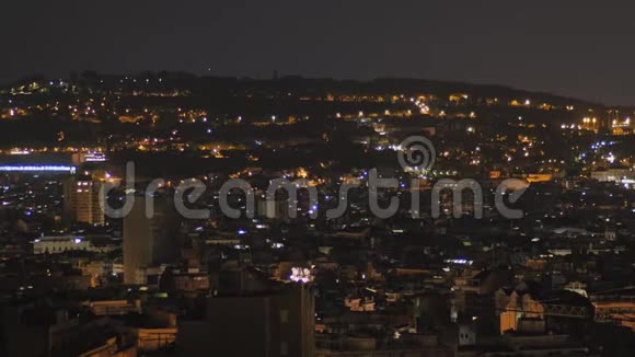 晚上巴塞罗那住宅区从顶部看视频的预览图