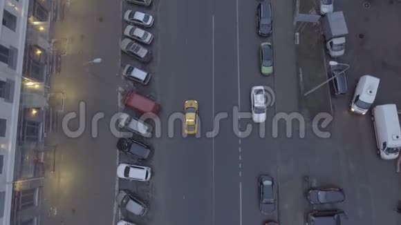 出租车在城市道路上行驶视频的预览图