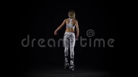 慢动作后景的女孩跳舞跳鞋视频的预览图