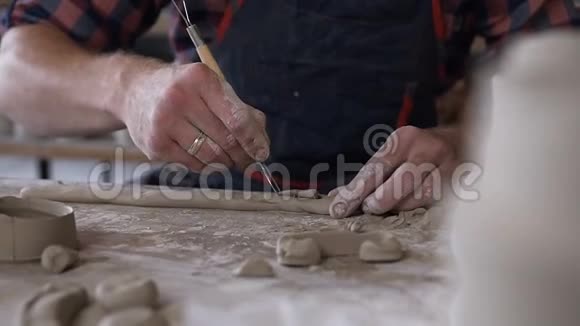白人男性用粘土做装饰视频的预览图