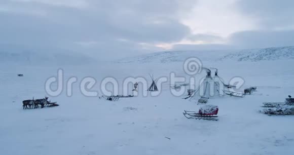 在寒冷的冬季在亚马尔的蒙古包营地鸟瞰拍摄红色史诗视频的预览图