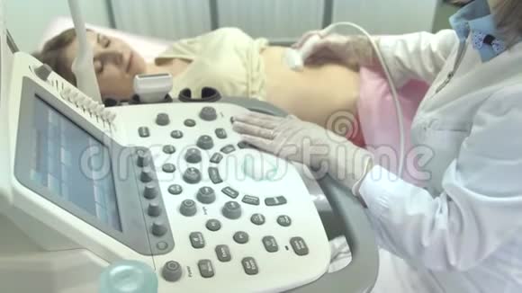 医生用超声波扫描仪检查妇女腹部重点检查设备视频的预览图