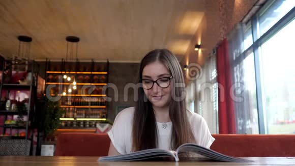 在咖啡厅和餐厅点餐的女士开放菜单视频的预览图