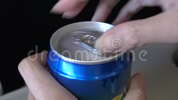 4k特写乘客在飞机上打开饮料罐的手视频的预览图