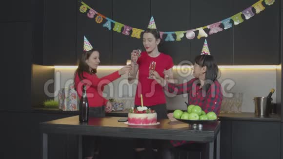 快乐的女性享受家庭生日庆祝视频的预览图