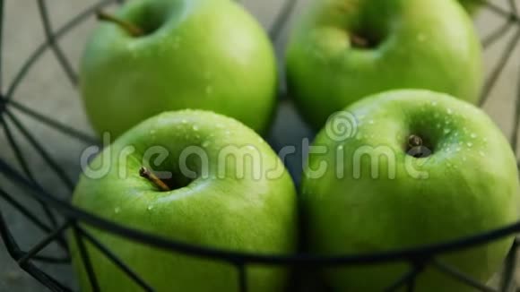 碗里的绿苹果视频的预览图
