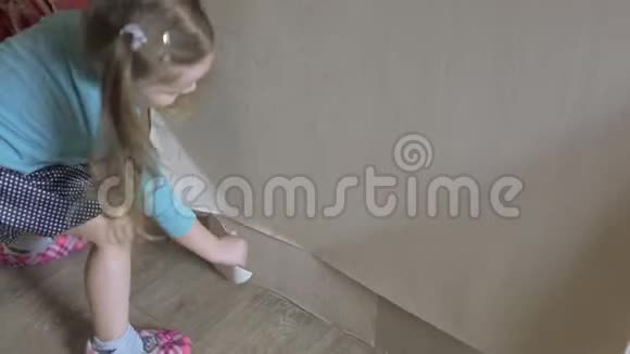 一个小女孩帮助她的母亲在房间里修理把墙上的旧墙纸撕掉视频的预览图
