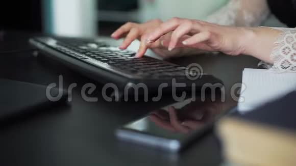 办公室电脑键盘上的女性手打字视频的预览图