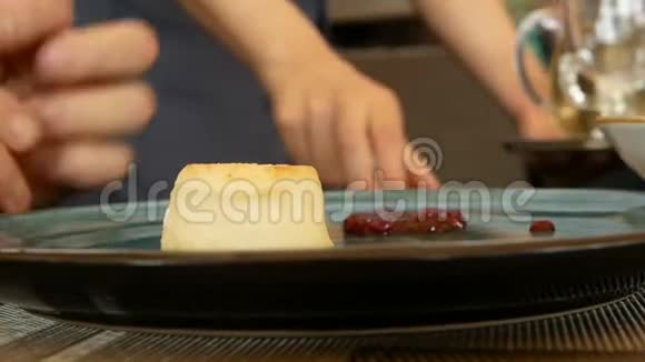 锡尔尼基或Sirniki与覆盆子酱自制美味的干酪薄饼俄罗斯传统美食视频的预览图