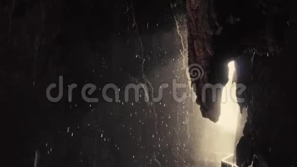 热带洞穴内部的慢动作淘拍水滴下落视频的预览图