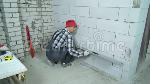 施工用尺检查加气混凝土砌块墙体质量视频的预览图