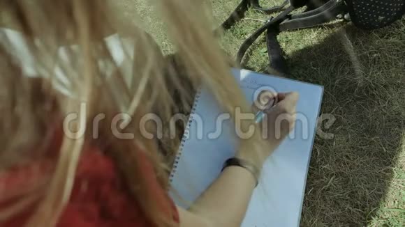 女学生用钢笔在笔记本上书写视频的预览图