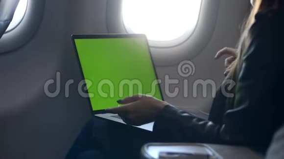 使用现代笔记本电脑的女人坐在飞机里视频的预览图