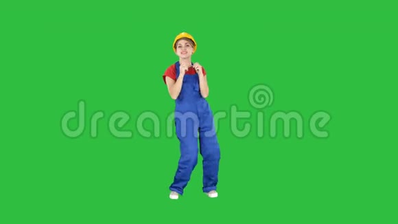 职业妇女跳舞建筑制服穿着女人在绿色屏幕Chroma键视频的预览图