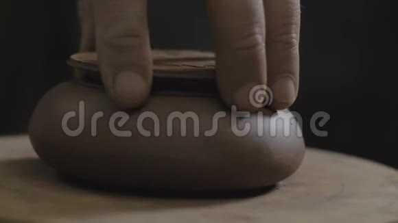 工匠试着用陶土做的茶壶盖手工陶土茶壶为中国茶道棕色陶器茶壶视频的预览图