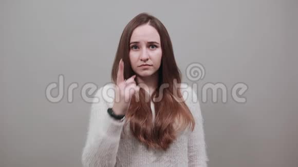 可爱的年轻白种人女人用手指在眼泪上哭泣视频的预览图