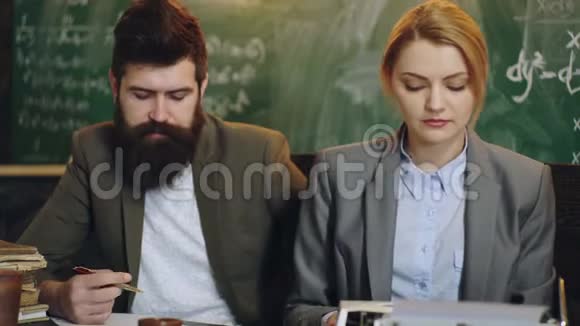 教师在绿板的背景下在桌子上工作教师在课堂上工作数学公式视频的预览图