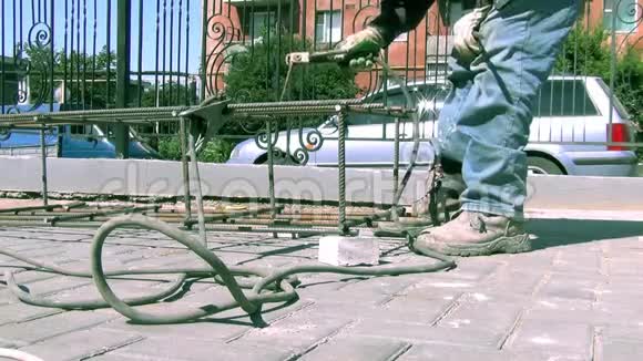 夏季晴天在一个施工现场工人进行焊接金属产品的焊接工作特写视频的预览图