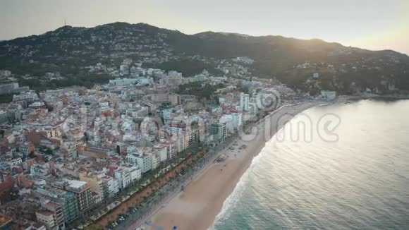 在LloretdeMar镇海滩上空的无人机飞行视频的预览图