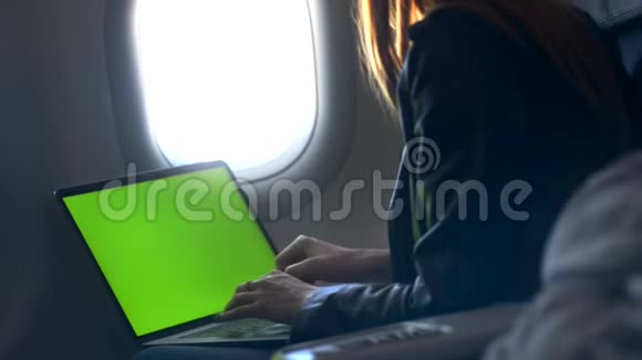 年轻的现代女性坐在飞机上从事飞行旅行视频的预览图