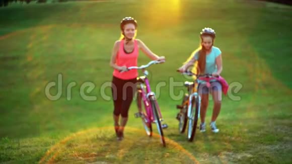 儿童自行车头盔顶山步行自行车视频的预览图