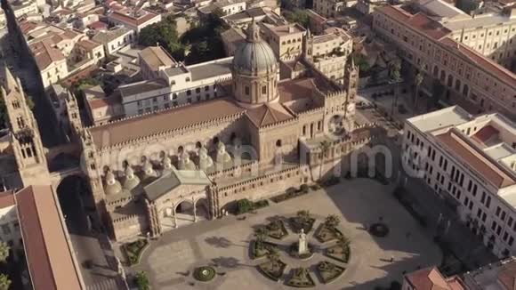 在温暖的夏日美丽的古老大教堂和广场被大大小小的建筑物包围令人惊叹的空中景色视频的预览图