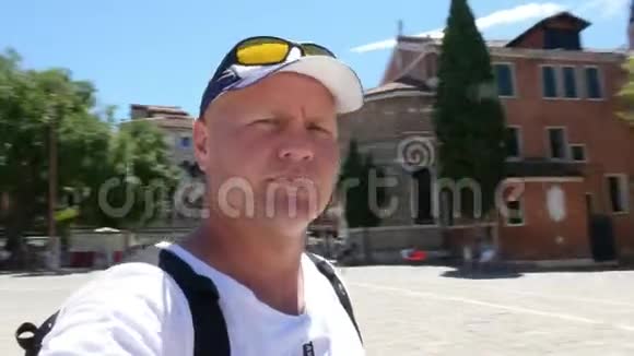 威尼斯意大利2018年7月7日一位男性游客在威尼斯广场上自拍视频戴着墨镜的搞笑女人视频的预览图