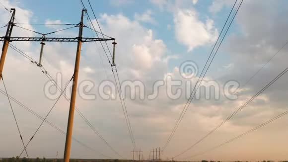 日落时的电力塔和高压电力线视频的预览图