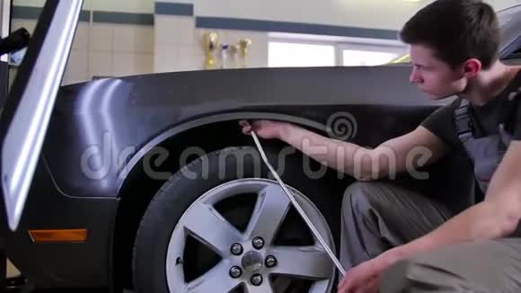 无油漆凹痕修复主人把汽车上的凹痕钩对齐而不在汽车修理店里画画技术视频的预览图