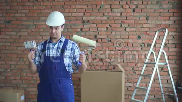 一个男建筑工人微笑着准备修理的肖像视频的预览图